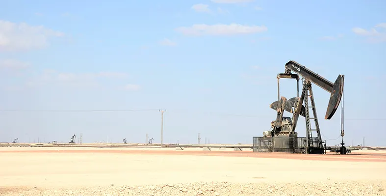 Oil_rig_working_in_the_desert