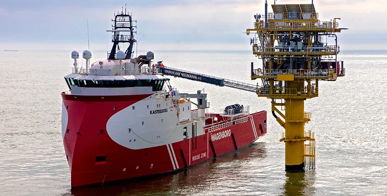 By streamlining offshore operations, W2W systems enhance personnel safety while cutting down greenhouse gas emissions. (image source: Ampelmann) walk_to_work_offshore_gangway