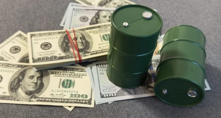 dollar_bills_and_oil_barrels