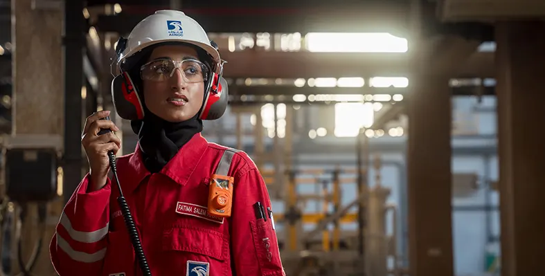 Female_oil_and_gas_engineer_in-oil_facility