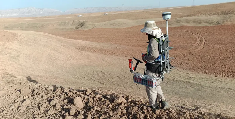 deployment_of_seismic_nodes_in_desert_landscape