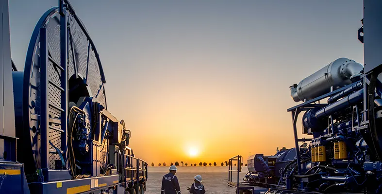oil_workers_with_oilfield_equipment