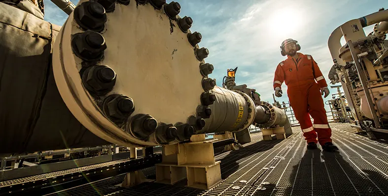 oil_worker_on_oil_platform