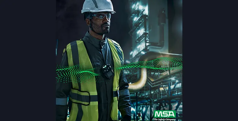 Oil_worker_wearing_connected_gas_detector