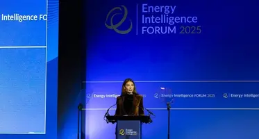 Speaker_addressing _audience_at_Energy_Intelligence_Forum