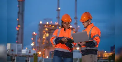 Oil_workers_with_laptop