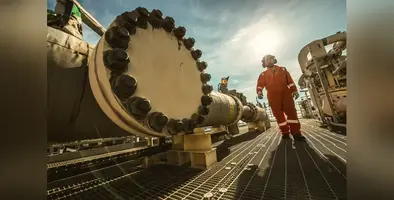 oil_worker_on_oil_platform