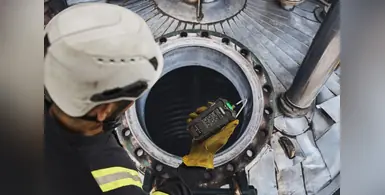 worker_with_connected_gas_detector