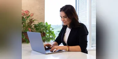 woman_on_laptop