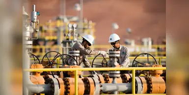refinery_workers_operating_valves