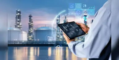 worker_with_tablet_against_refinery_background