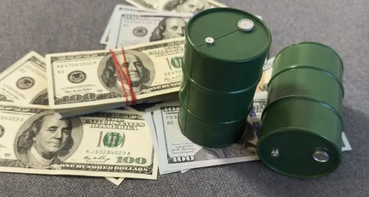 dollar_bills_and_oil_barrels