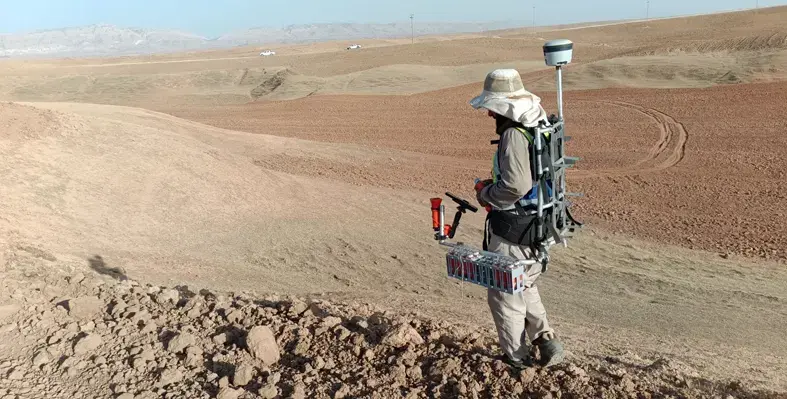 deployment_of_seismic_nodes_in_desert_landscape