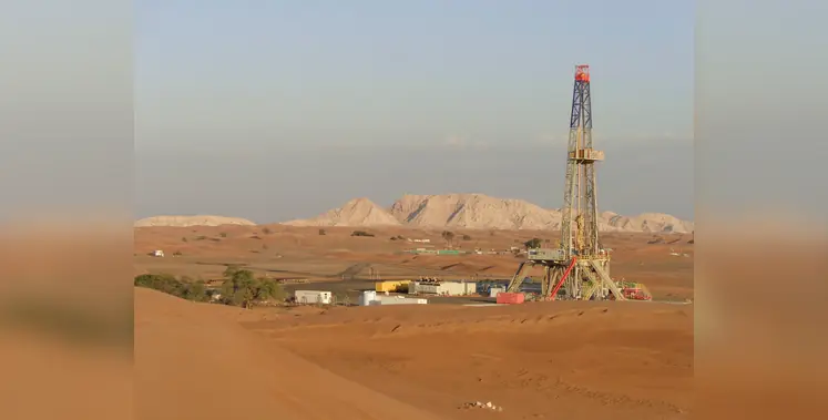 oil_rig_in_desert