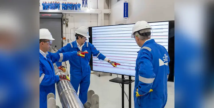 engineers_looking_at_screen