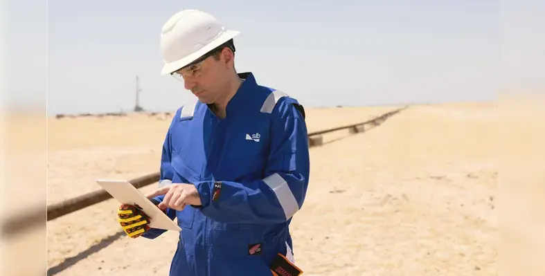 oil_worker_in_field_on_ipad