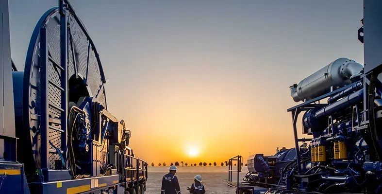 oil_workers_with_oilfield_equipment