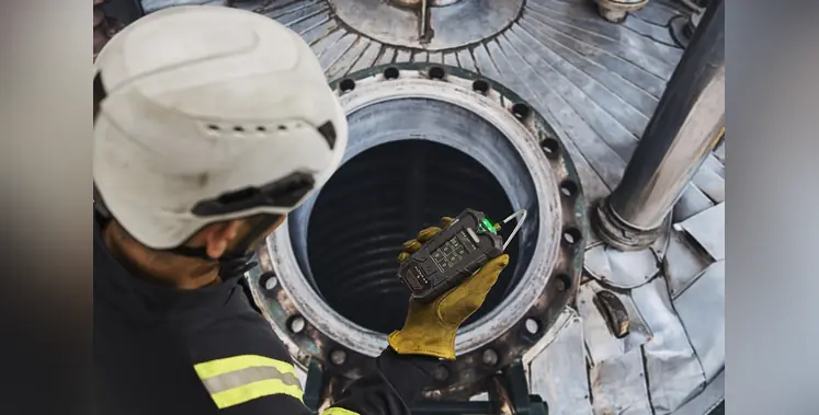 worker_with_connected_gas_detector