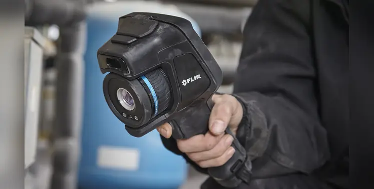 man_holding_thermal_imaging_camera