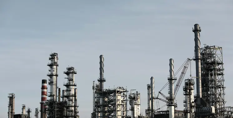 An_oil_refinery_plant