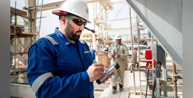 oil_engineer_with_tablet_on_rig