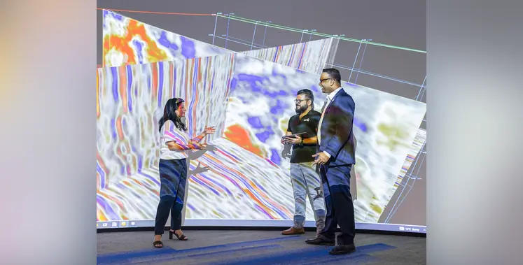 colleagues_in_discussion