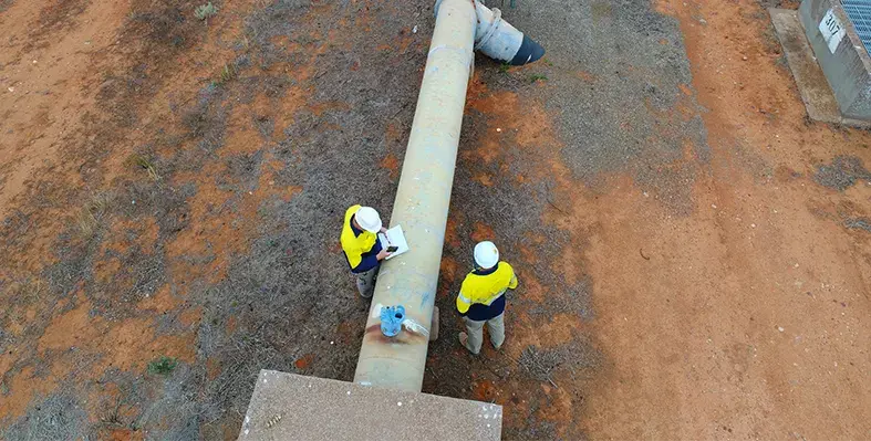 Technicians_laying_pipeline