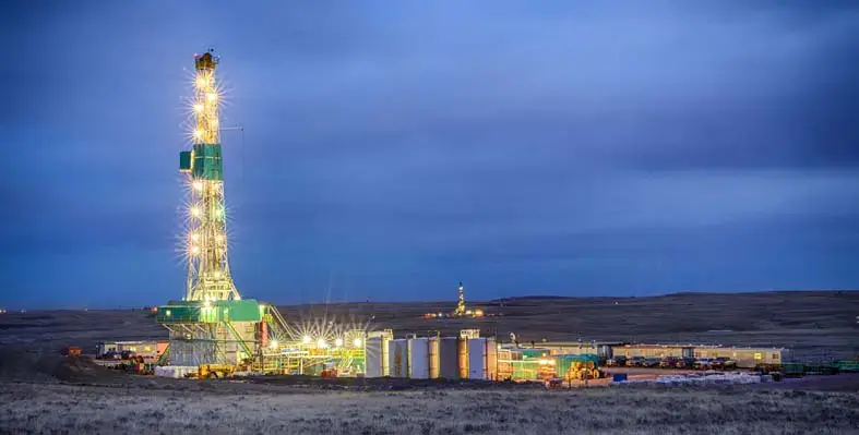 The new coating resists erosion inside pipes located near fracking wellheads. (Image source: Sherwin-Williams) Picture of a drilling rig